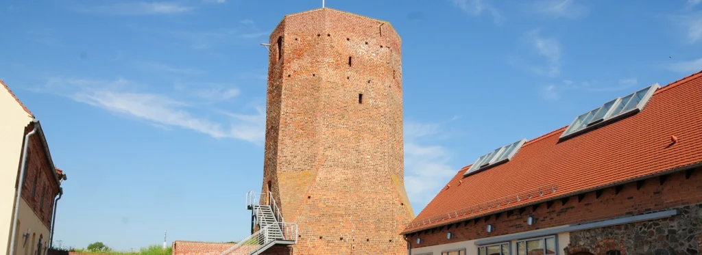 Roter Backsteinturm bei blauem Himmel